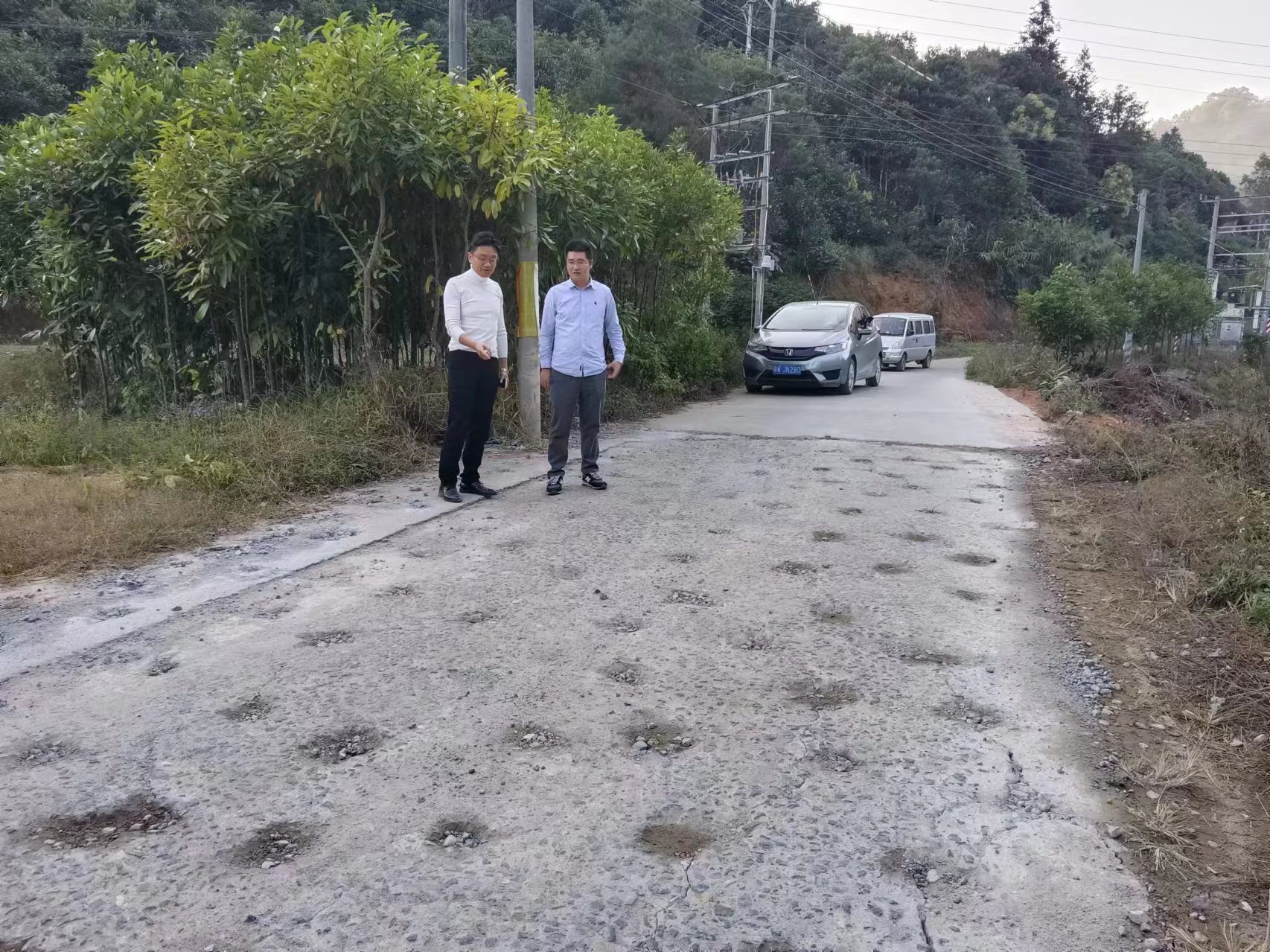 梅波（右一）和鎮(zhèn)領導到現(xiàn)場視察道路修復情況。  鐘梅 攝.jpg