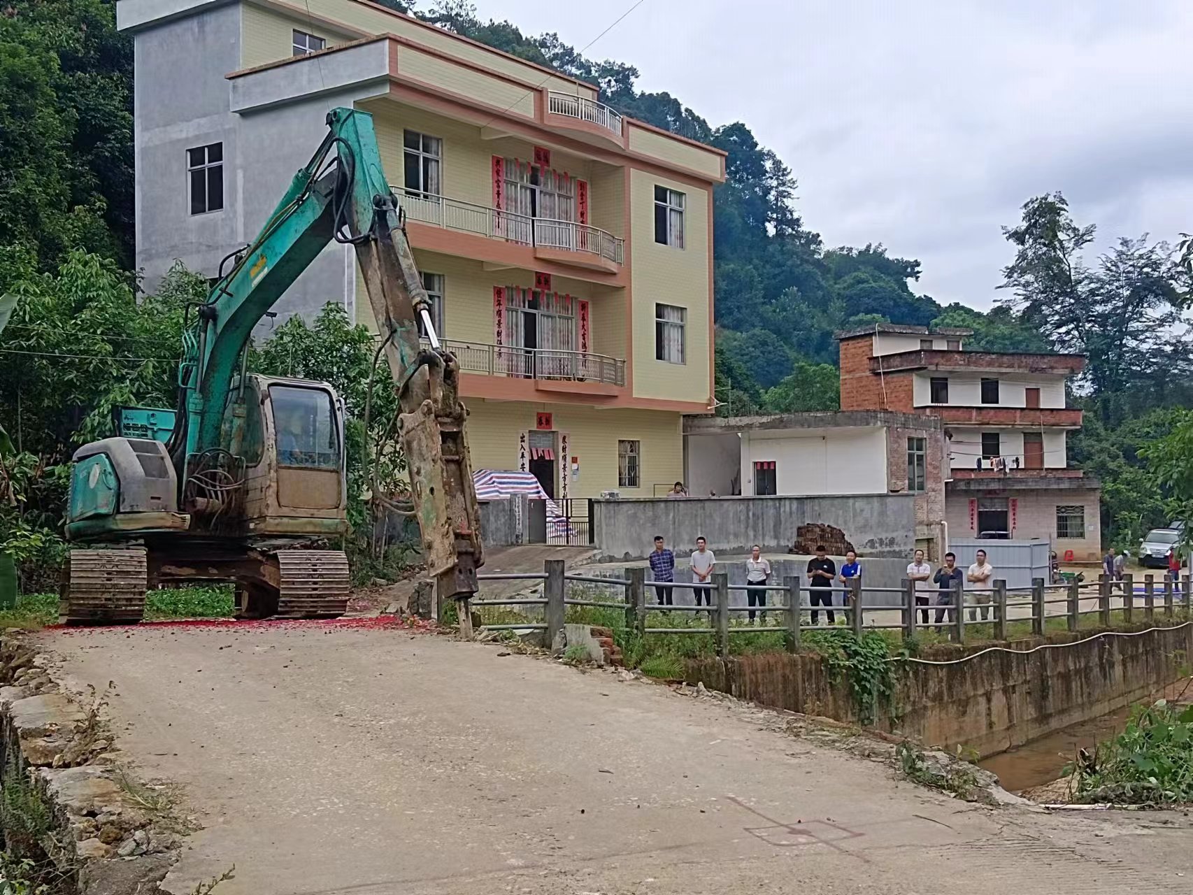 梅波（左二）上級領導在三和小橋重建施工現(xiàn)場指導工作   鐘梅 攝.jpg
