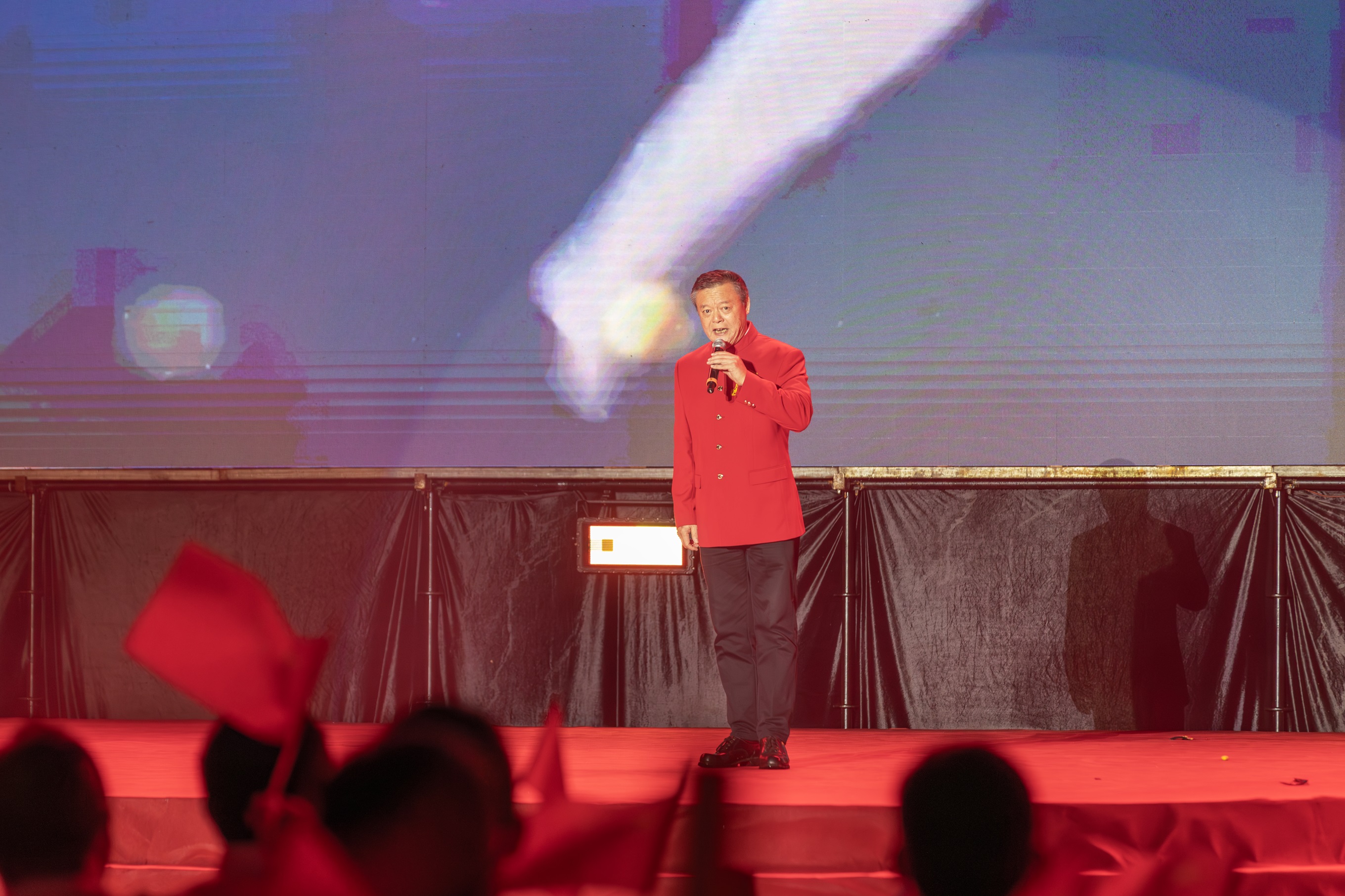 國家一級(jí)演員、男高音歌唱家周琦深情演唱《把一切獻(xiàn)給黨》。（攝影：杜海洪）.jpg