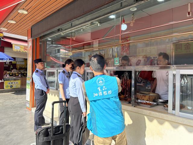 11.14聯(lián)合郁南縣公安局開(kāi)展肉制品和食用農(nóng)產(chǎn)品專項(xiàng)執(zhí)法抽檢2.jpg
