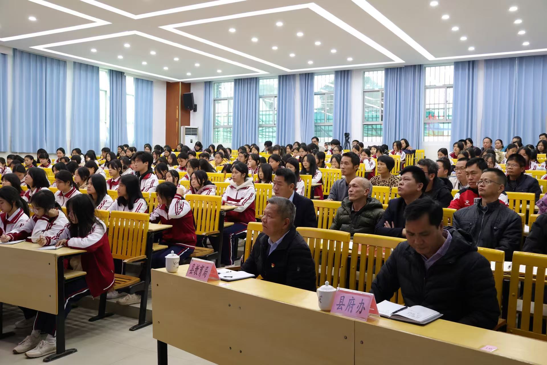 楊桂平副縣長(zhǎng)走進(jìn)郁南縣職業(yè)技術(shù)學(xué)校開展思政課活動(dòng)1.jpg