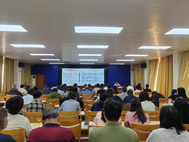 3.26,郁南縣市場(chǎng)監(jiān)管局舉辦AI(DeepSeek)賦能市場(chǎng)監(jiān)管領(lǐng)域應(yīng)用培訓(xùn)班照片3.jpg