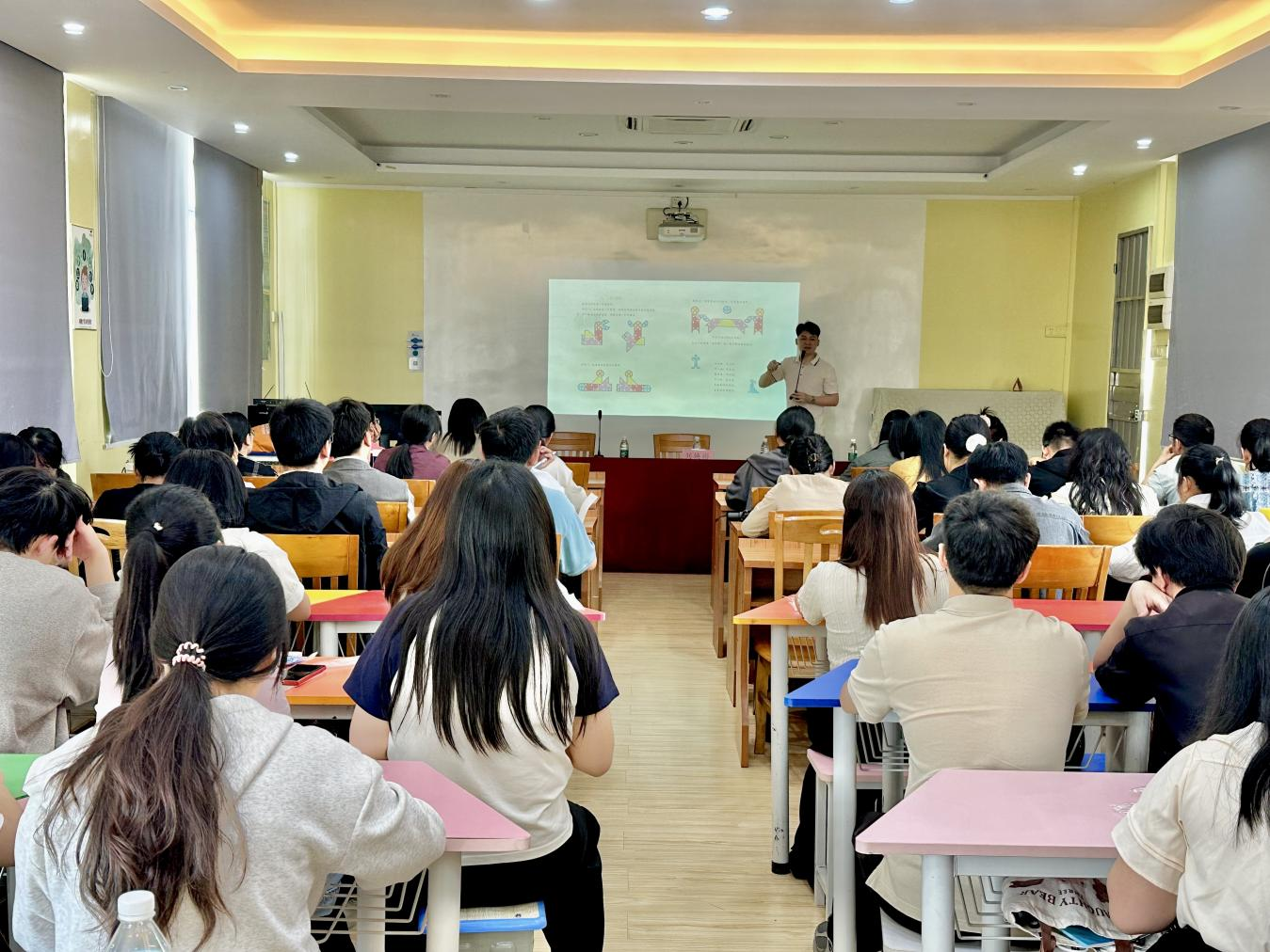 七巧啟智，共促科技教育——云浮市第五屆青少年科技七巧板創(chuàng)意制作競賽教師培訓(xùn)班（郁南站）在都城鎮(zhèn)錦江小學(xué)舉辦1.png