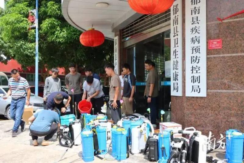 新興、云城、云安三個(gè)縣區(qū)組織力量前往郁南，支援防滅蚊行動(dòng)。   張健珍 攝